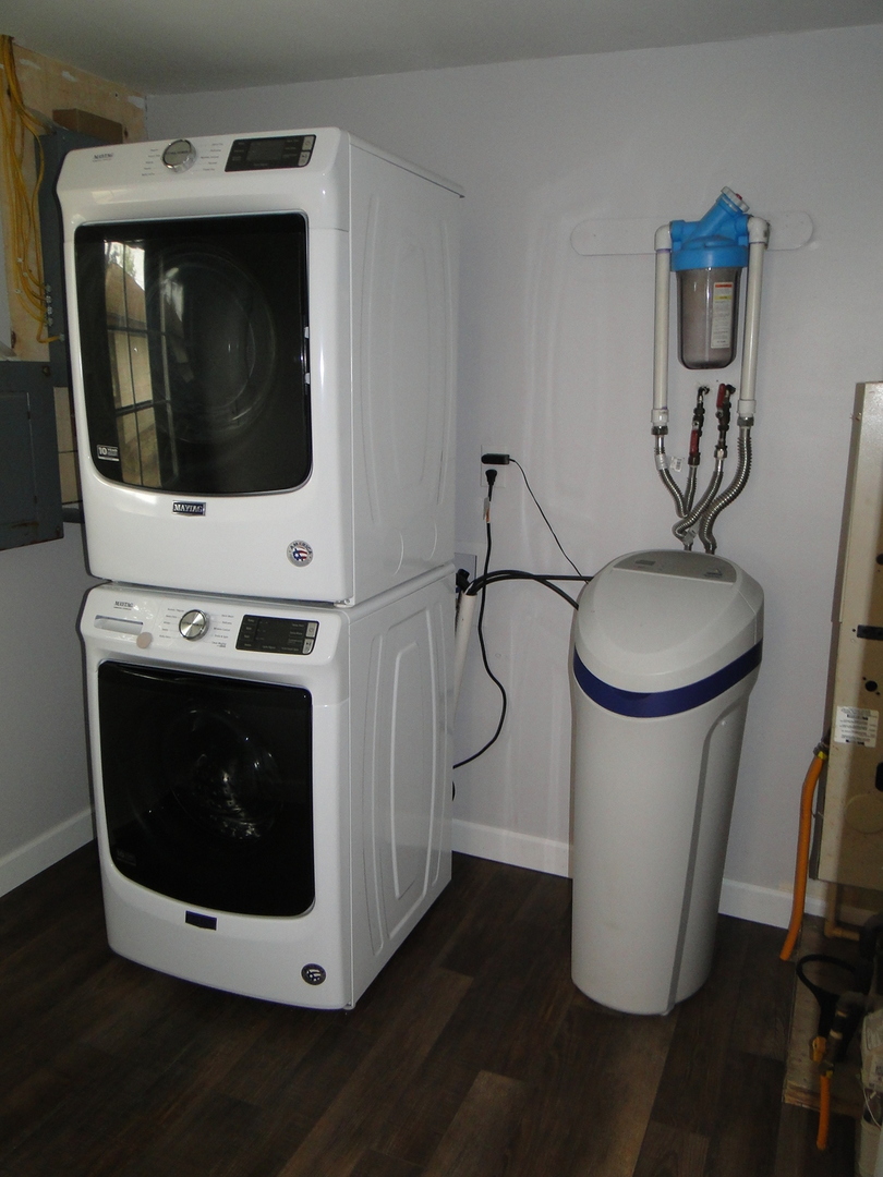 839 County Rd S 419 East Kankakee, IL 60901 - Photo 19 of 20 a utility room with a washer and dryer