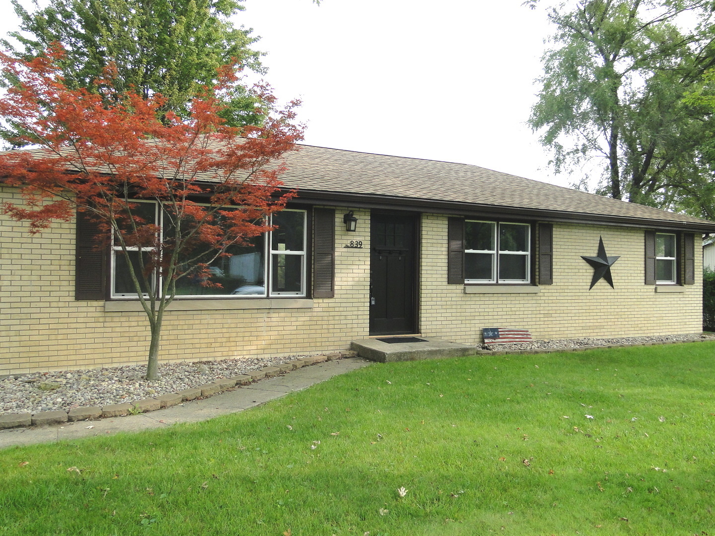 839 County Rd S 419 East Kankakee, IL 60901 - Photo 3 of 20 a front view of a house with a yard
