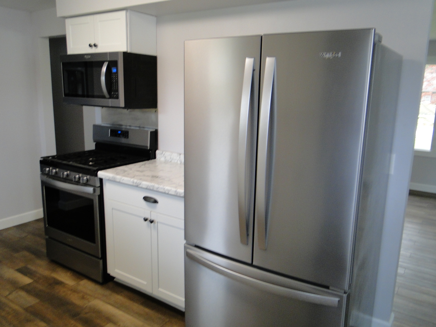 839 County Rd S 419 East Kankakee, IL 60901 - Photo 8 of 20 a kitchen with a refrigerator stove and microwave