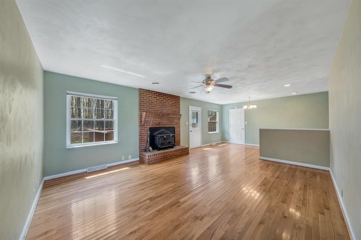 982 White Church Road Fincastle, VA 24090 - Photo 6 of 32 Living Room