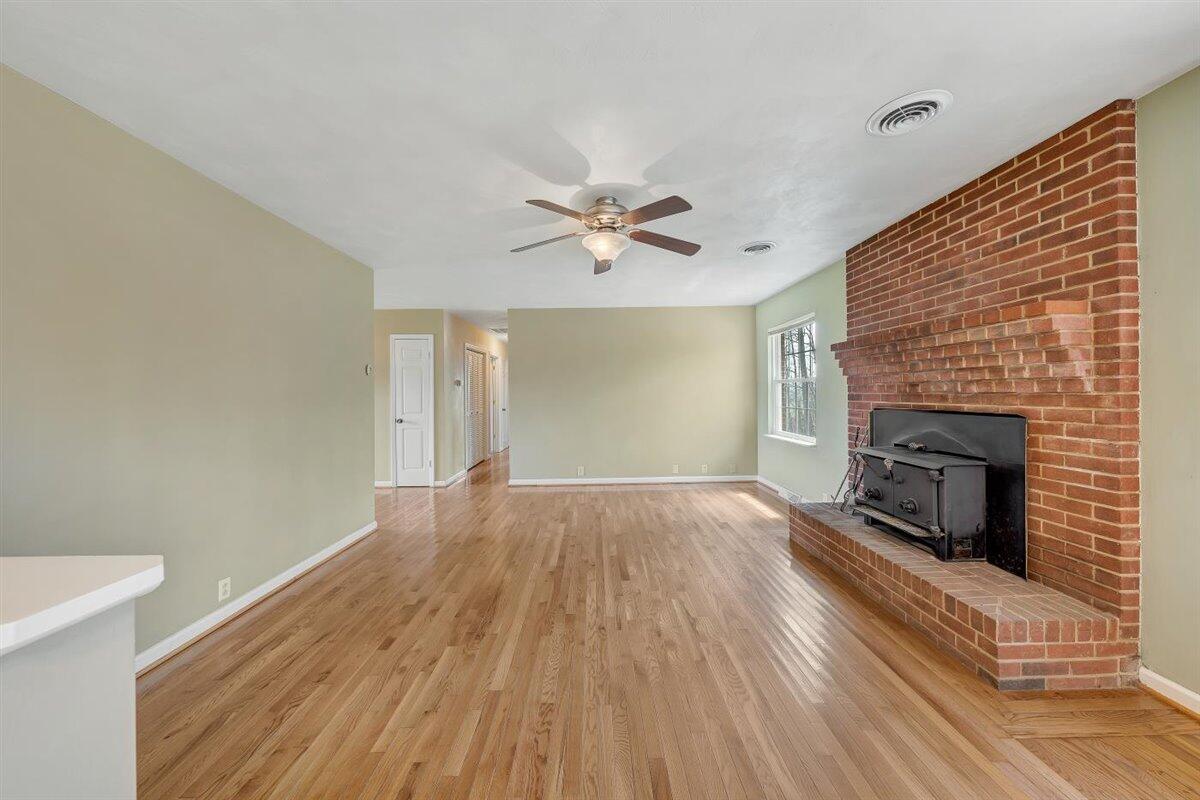 982 White Church Road Fincastle, VA 24090 - Photo 7 of 32 Living Room
