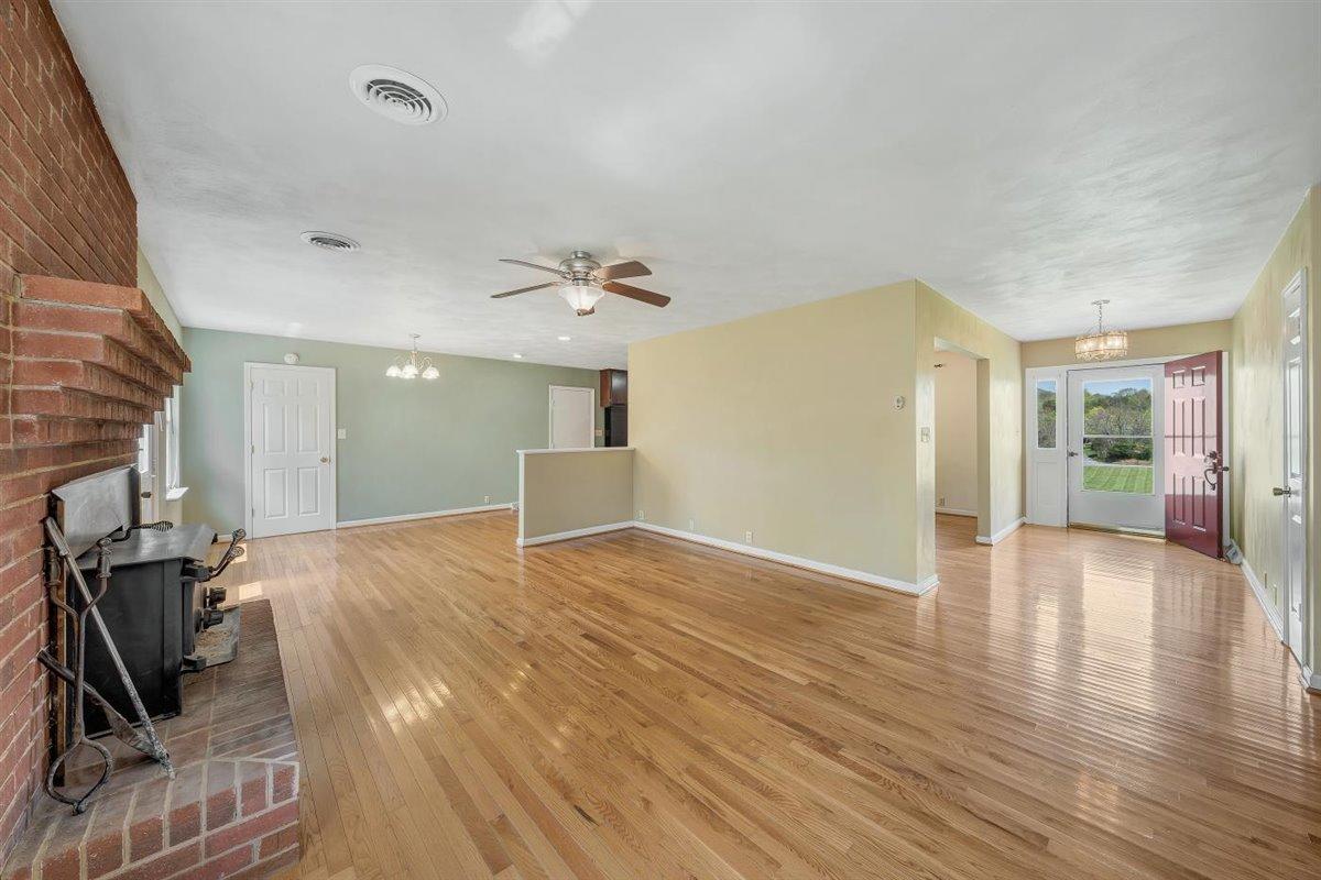 982 White Church Road Fincastle, VA 24090 - Photo 9 of 32 Living Room