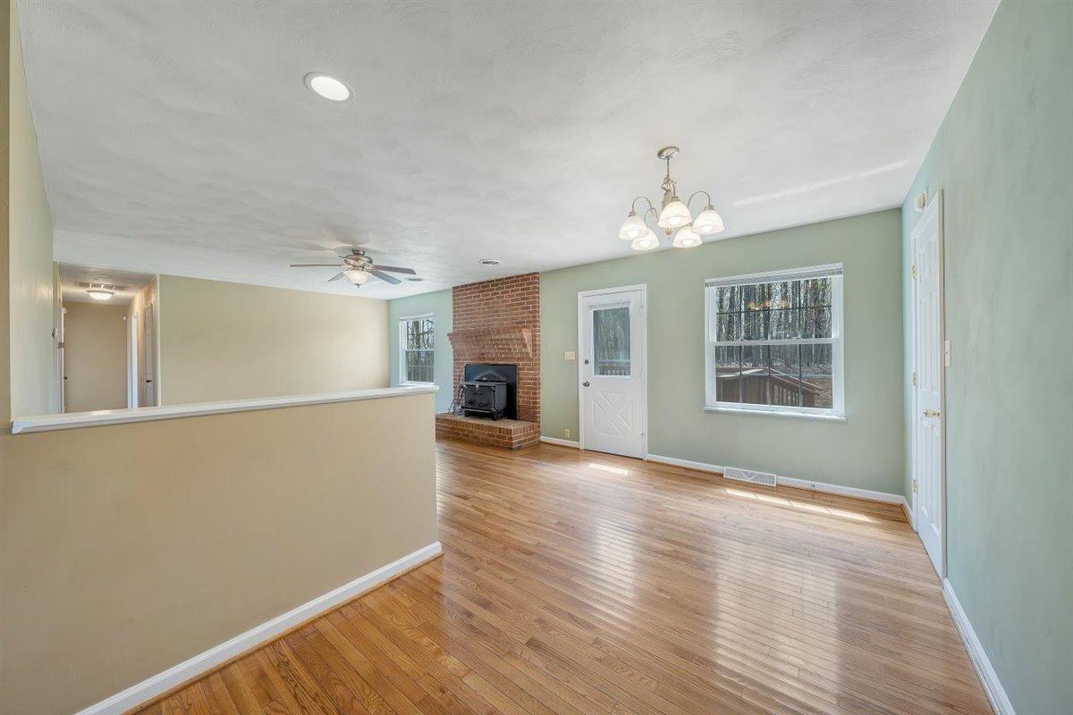 982 White Church Road Fincastle, VA 24090 - Photo 10 of 32 Living Room