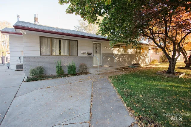 $325,000 | 120 South 11th East, Mountain Home, ID 83647