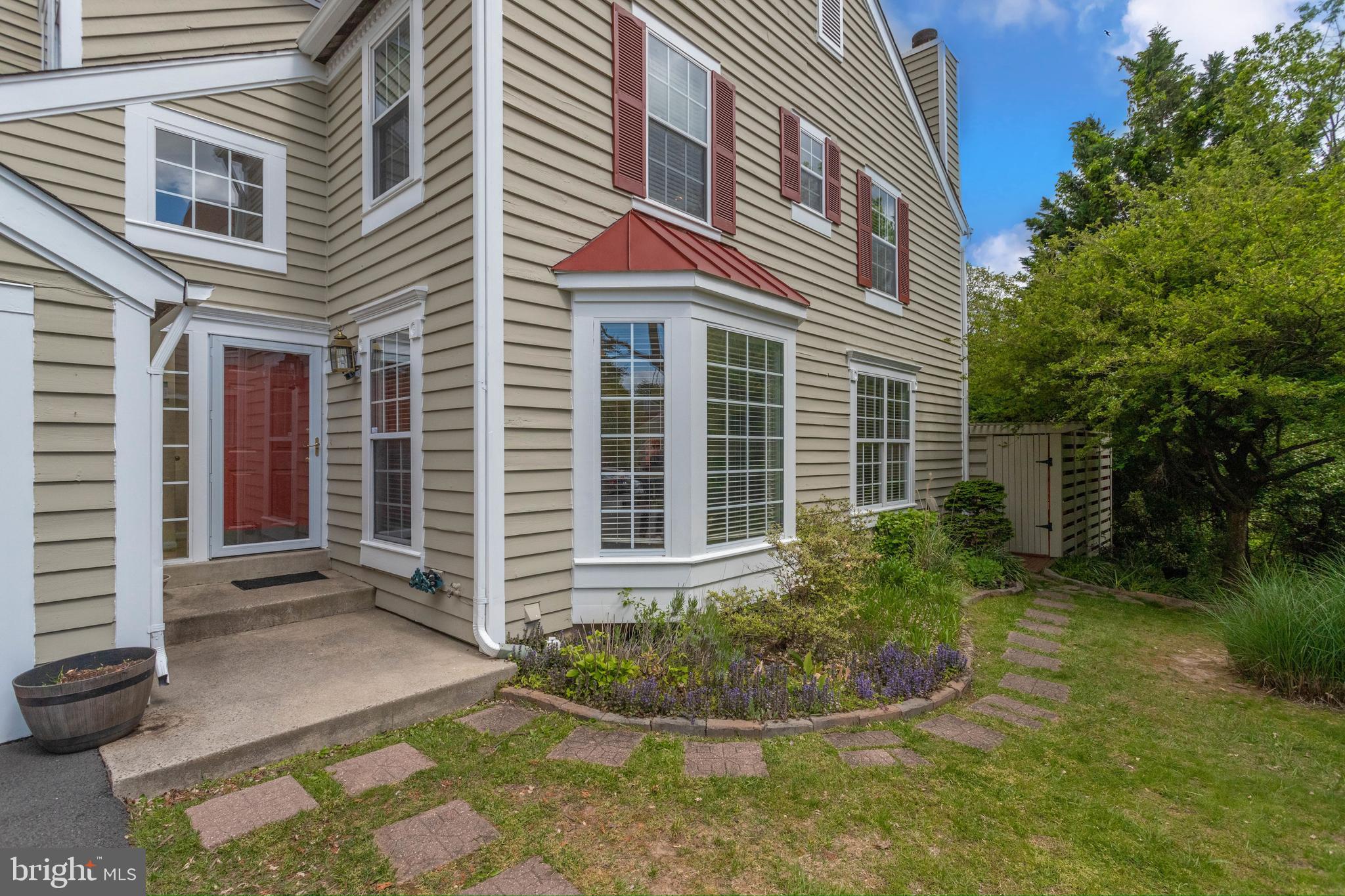 1542 Deer Point Way Reston, VA 20194 - Photo 3 of 68 End Unit Townhouse with 1 Car Garage