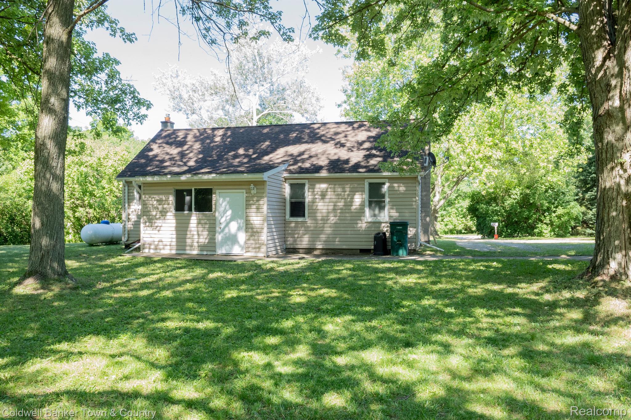 1065 North Latson Road Howell, MI 48843 - Photo 4 of 18 Gallery Image 4