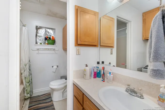 a view of a house with backyard and garden