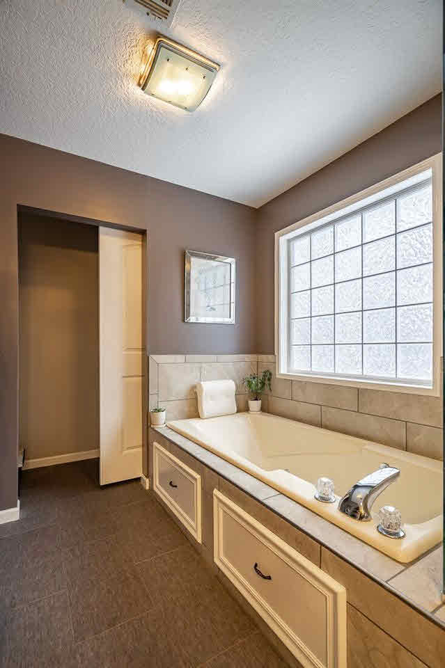 1800 Plum Tree Road Bettendorf, IA 52722 - Photo 13 of 24 Gallery Image 13