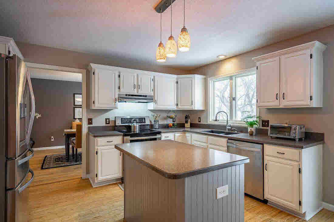 1800 Plum Tree Road Bettendorf, IA 52722 - Photo 2 of 24 Gallery Image 2
