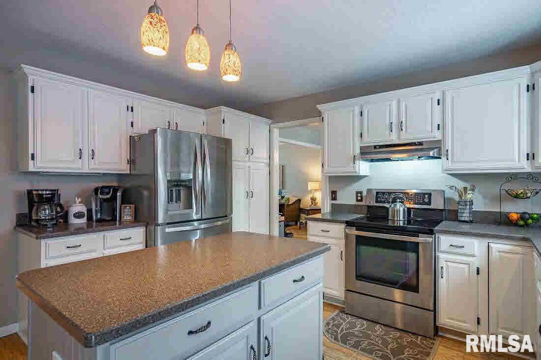1800 Plum Tree Road Bettendorf, IA 52722 - Photo 4 of 24 Gallery Image 4