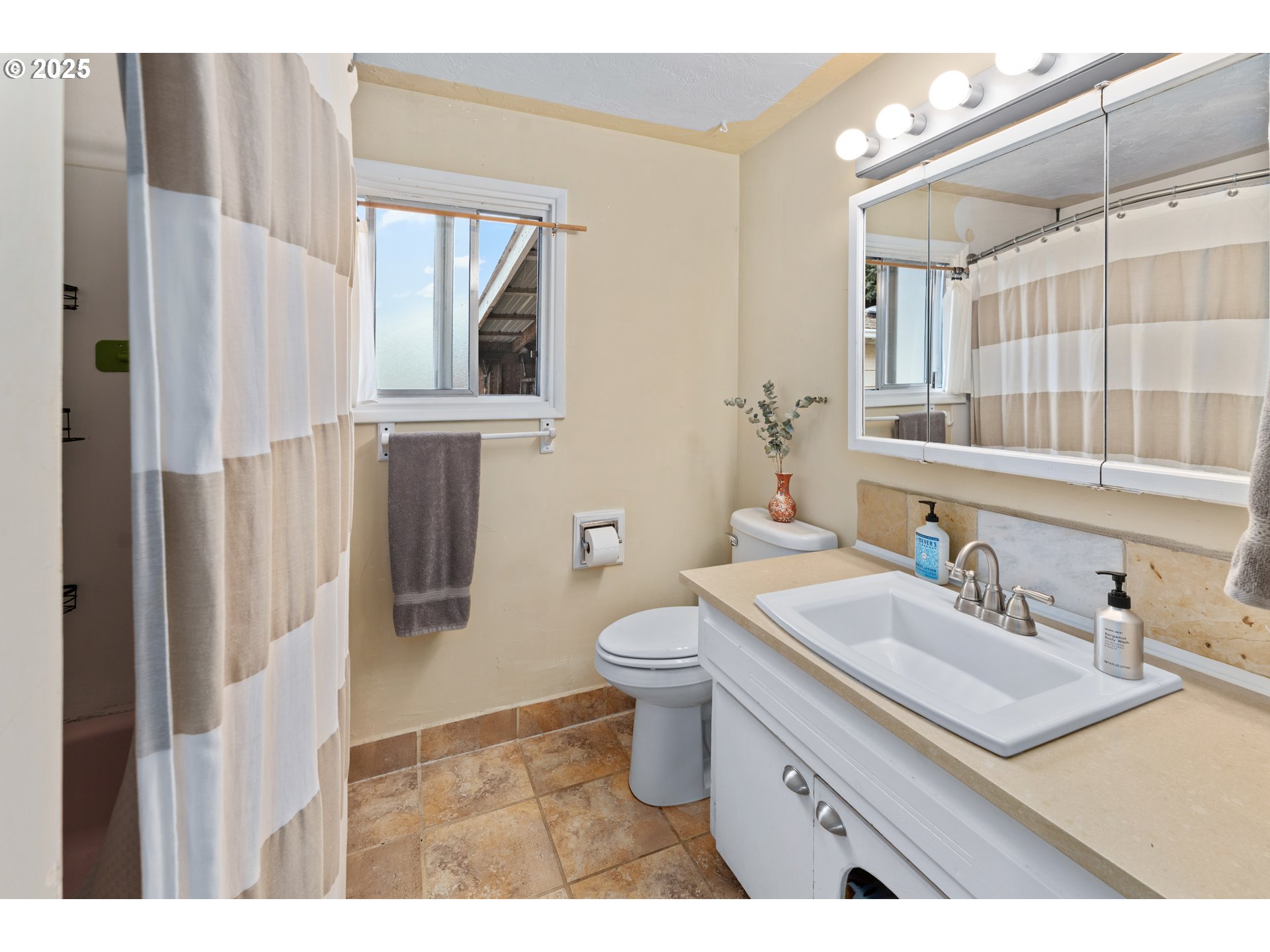 436 West M Street Springfield, OR 97477 - Photo 14 of 22 a bathroom with a sink a toilet and shower