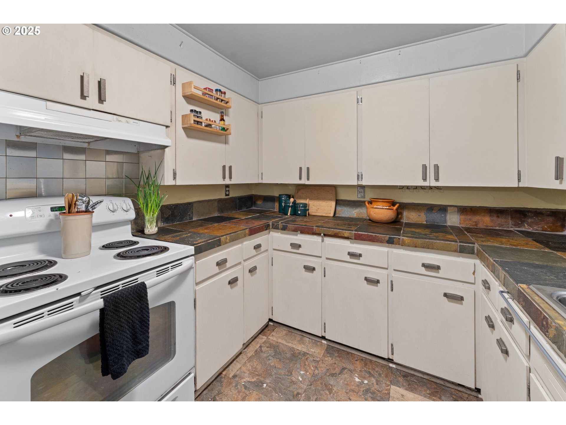 436 West M Street Springfield, OR 97477 - Photo 7 of 22 a kitchen with granite countertop cabinets stainless steel appliances and sink
