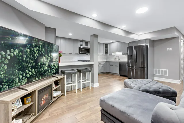 $199,999 | 443 East 45th Place, Unit 1, Chicago, IL 60653