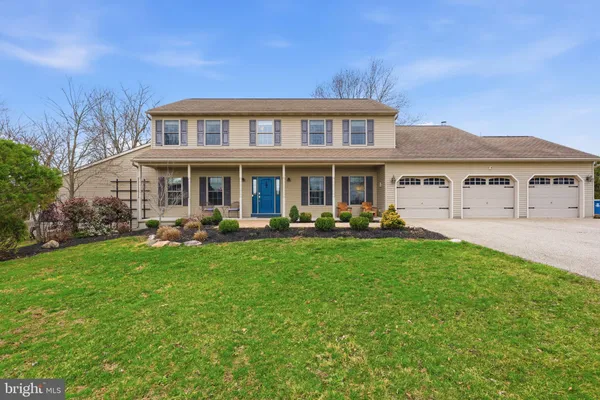a view of a house with a yard table and chairs