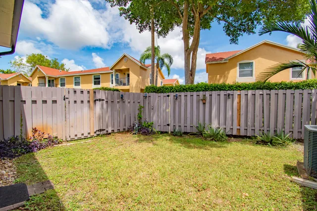 $585,000 | 6640 Thornhill Court, Unit 6, Boca Raton, FL 33433