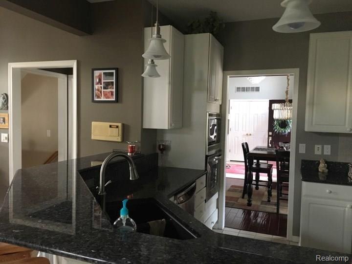4044 Pine Ridge Court Fenton, MI 48430 - Photo 13 of 25 Kitchen.jpg