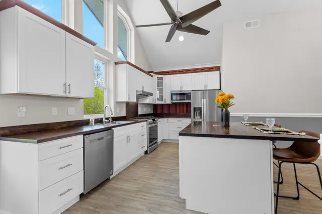 a view of a back yard