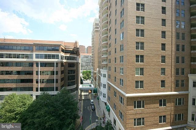 851 North Glebe Road, Unit 810 Arlington, VA 22203 - Photo 16 of 28 a front view of a building
