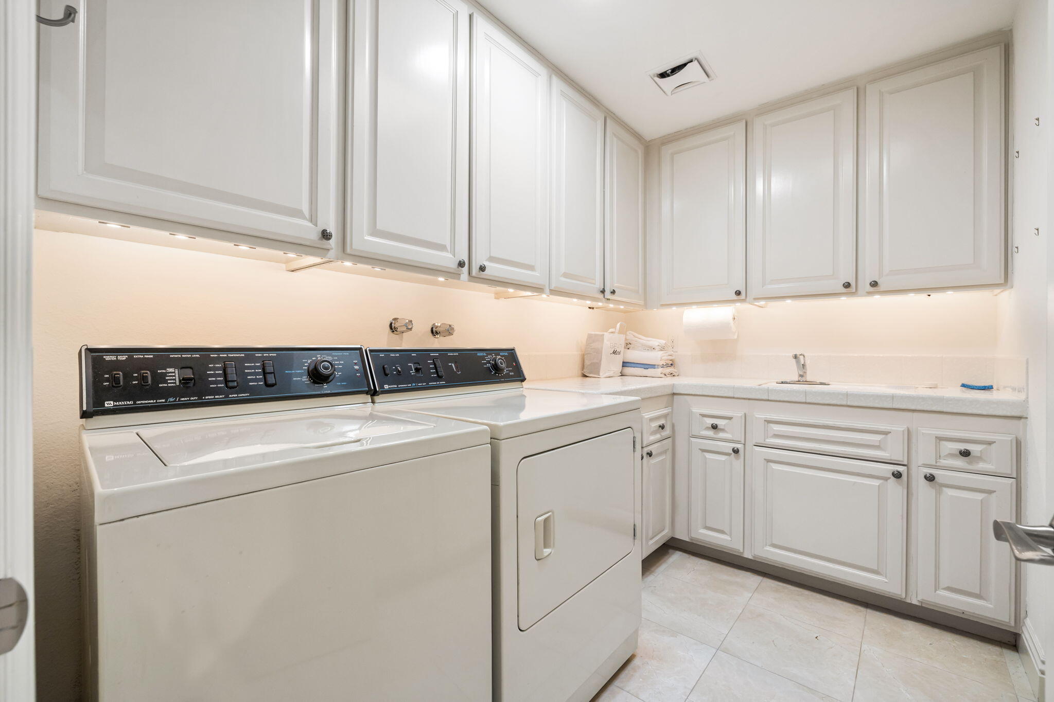 6 Barnard Court Rancho Mirage, CA 92270 - Photo 30 of 58 a utility room with sink dryer and washer