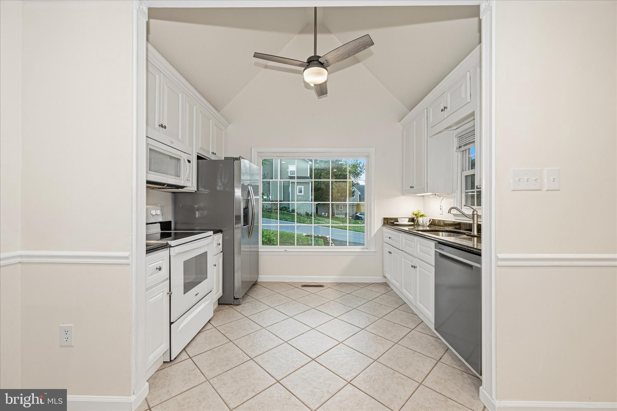 6596 East Lakeridge Road New Market, MD 21774 - Photo 31 of 131 Kitchen with brand new refrigerator!