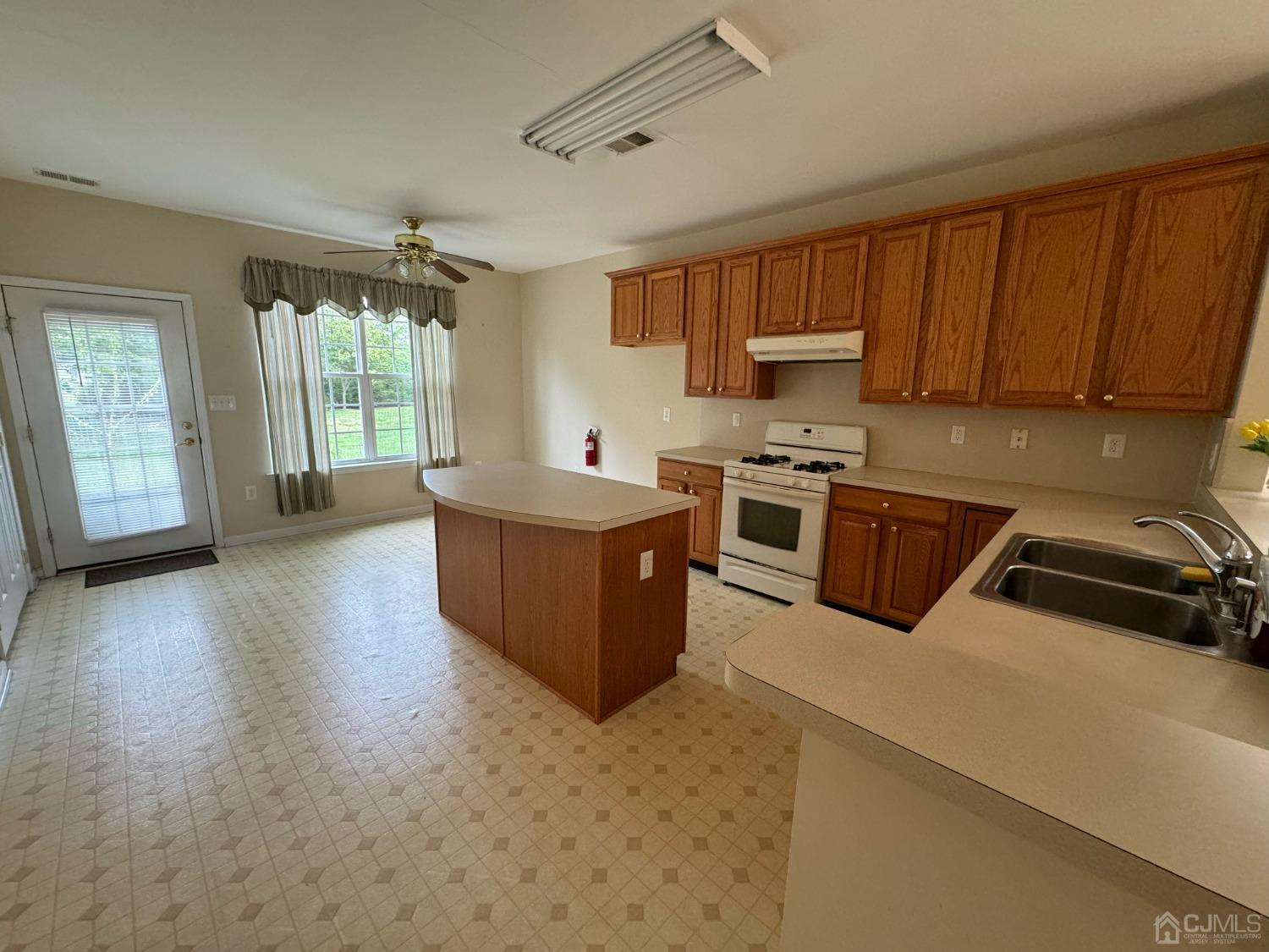 54 Pebble Creek Road Dayton, NJ 08810 - Photo 5 of 13 Gallery Image 5