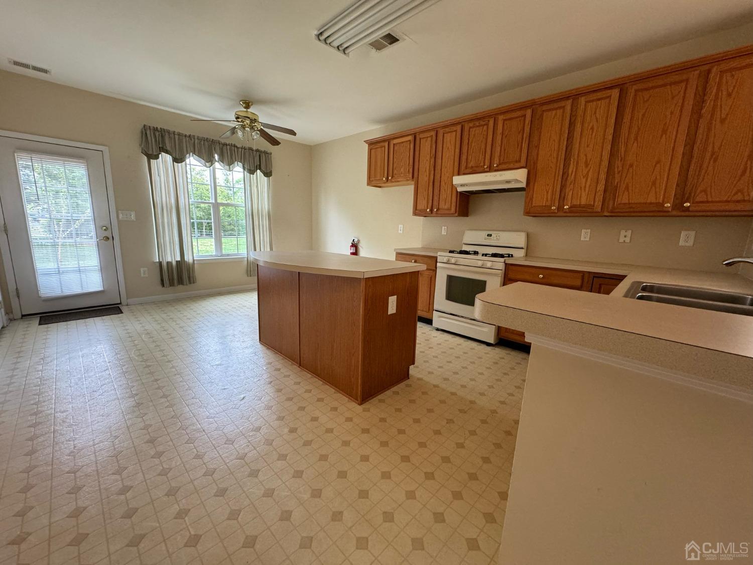 54 Pebble Creek Road Dayton, NJ 08810 - Photo 6 of 13 Gallery Image 6