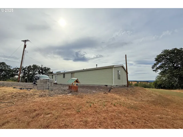 a view of a backyard