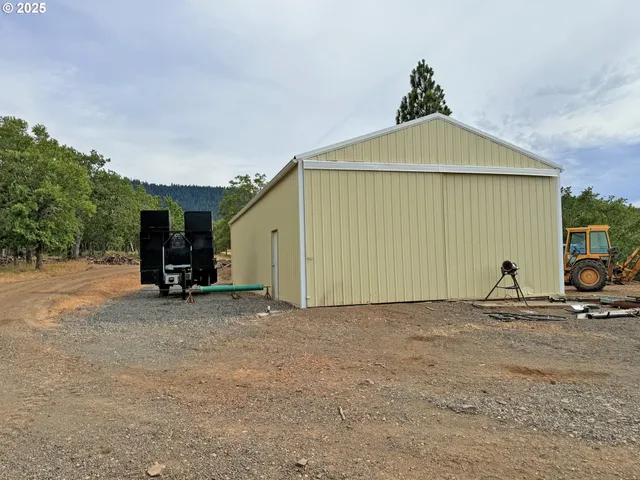 a view of a house with backyard