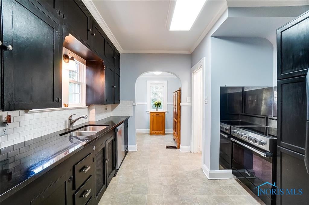 2410 Hempstead Road Toledo, OH 43606 - Photo 10 of 39 Gallery Image 10