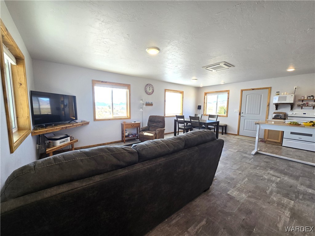 4937 Eden Road Golden Valley, AZ 86413 - Photo 23 of 97 Living Room