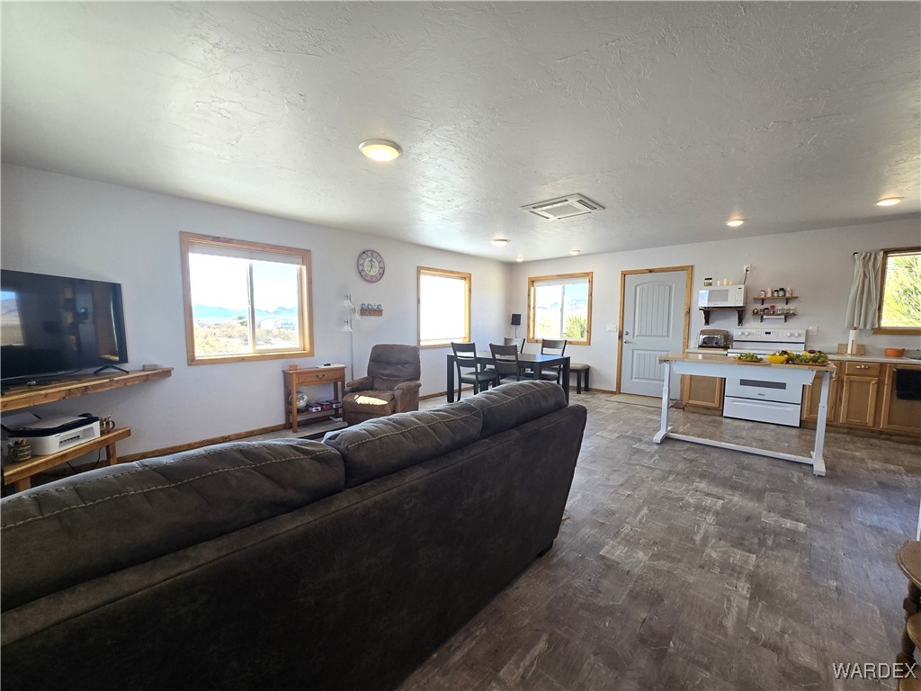 4937 Eden Road Golden Valley, AZ 86413 - Photo 24 of 97 Living Room