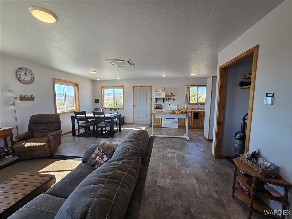 4937 Eden Road Golden Valley, AZ 86413 - Photo 25 of 97 Living Room
