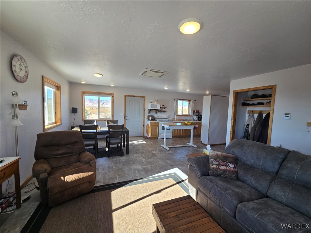 4937 Eden Road Golden Valley, AZ 86413 - Photo 26 of 97 Living Room