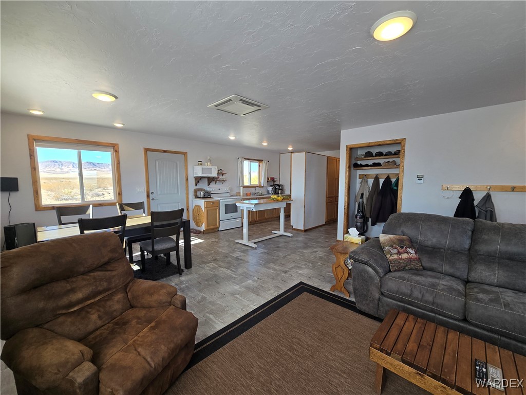 4937 Eden Road Golden Valley, AZ 86413 - Photo 27 of 97 Living Room