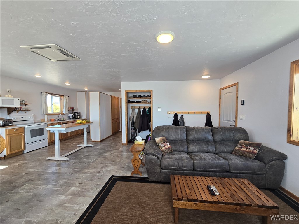 4937 Eden Road Golden Valley, AZ 86413 - Photo 31 of 97 Living Room