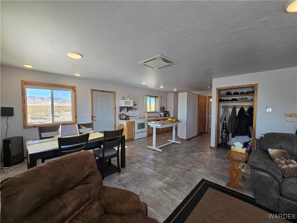 4937 Eden Road Golden Valley, AZ 86413 - Photo 32 of 97 Living Room