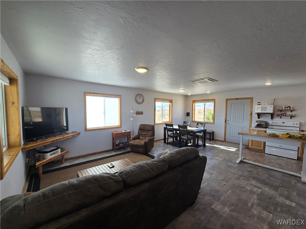 4937 Eden Road Golden Valley, AZ 86413 - Photo 33 of 97 Living Room