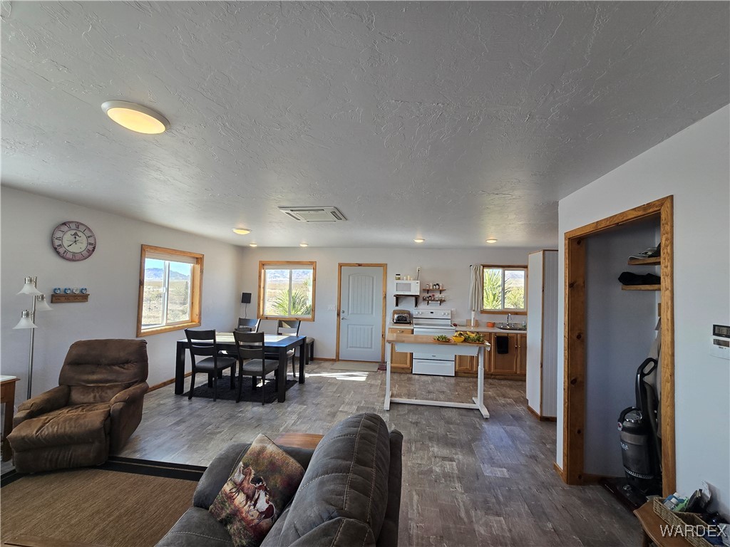 4937 Eden Road Golden Valley, AZ 86413 - Photo 34 of 97 Living Room