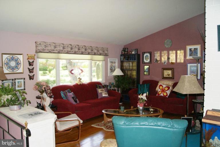 918 Kenbrook Court Silver Spring, MD 20902 - Photo 4 of 15 Living Room