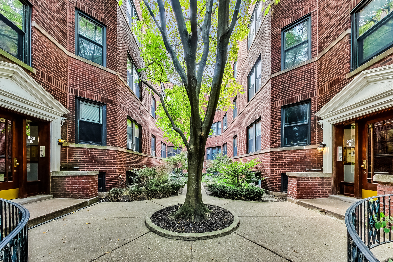 534 Sheridan Road, Unit 3B Evanston, IL 60202 - Photo 2 of 33 a front view of a house with garden