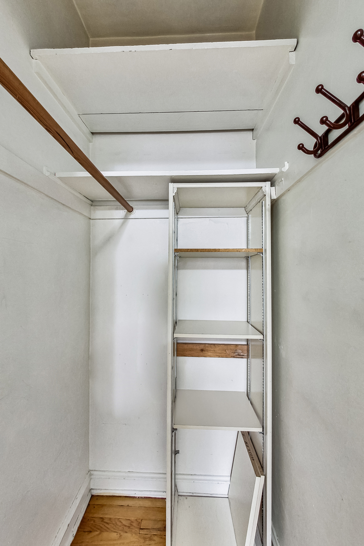 534 Sheridan Road, Unit 3B Evanston, IL 60202 - Photo 28 of 33 a view of an empty walk in closet