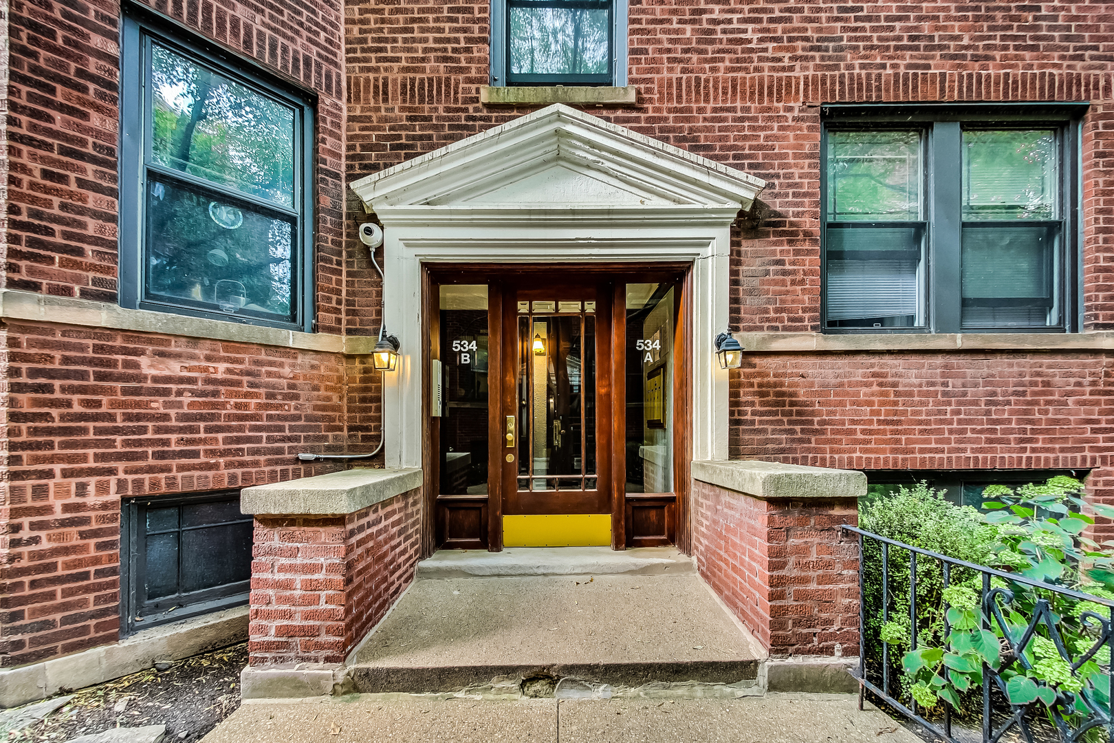 534 Sheridan Road, Unit 3B Evanston, IL 60202 - Photo 3 of 33 a view of a brick house with large windows