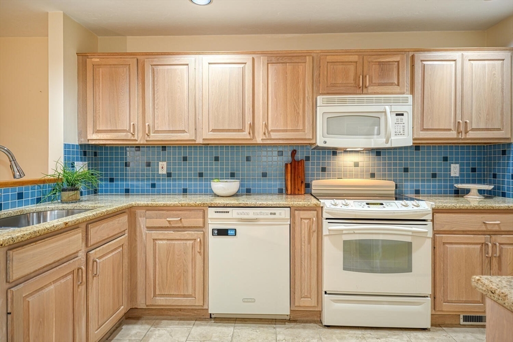 7 Wainwright Road, Unit 97 Winchester, MA 01890 - Photo 9 of 42 Gallery Image 9