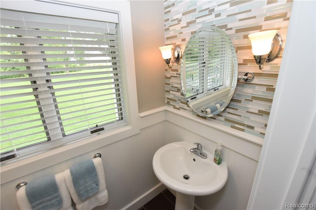7100 Elms Road Swartz Creek, MI 48473 - Photo 20 of 25 Half Bath