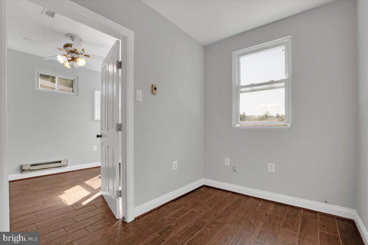 726 Colonial Avenue Sterling, VA 20164 - Photo 12 of 27 Main floor room or office