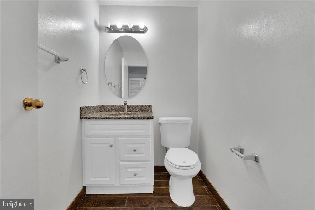 726 Colonial Avenue Sterling, VA 20164 - Photo 13 of 27 Main floor half bath