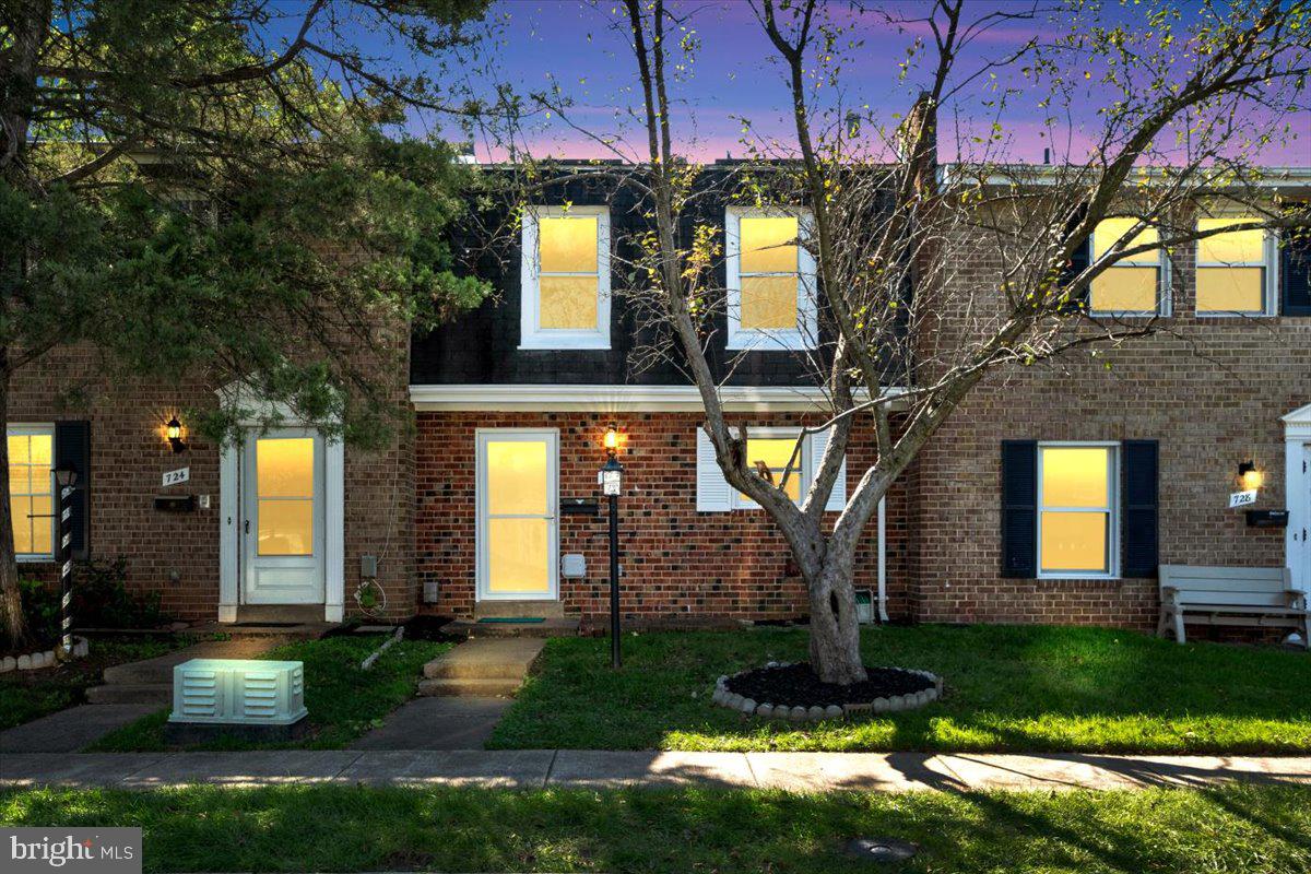 726 Colonial Avenue Sterling, VA 20164 - Photo 2 of 27 Twilight front