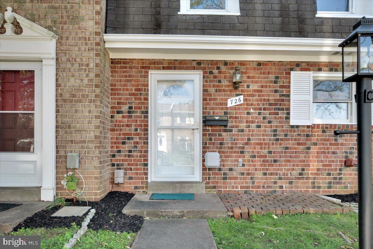 726 Colonial Avenue Sterling, VA 20164 - Photo 3 of 27 Entrance