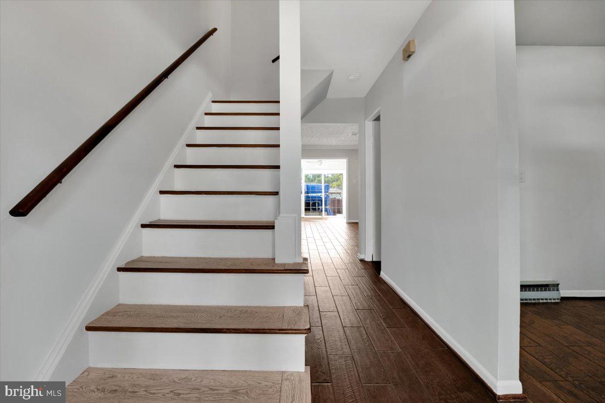 726 Colonial Avenue Sterling, VA 20164 - Photo 4 of 27 Entrance stairs