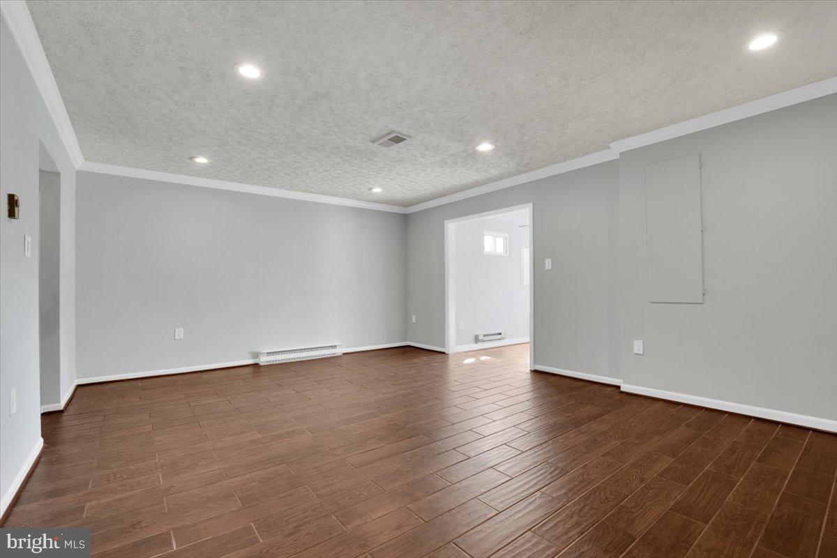 726 Colonial Avenue Sterling, VA 20164 - Photo 5 of 27 Living room